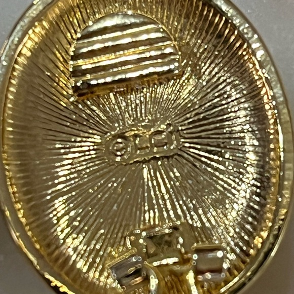 Vintage  Liz Claiborne (LCI) Oval Cabochon Black Stone in Gold  Clip On Earrings - Picture 5 of 5